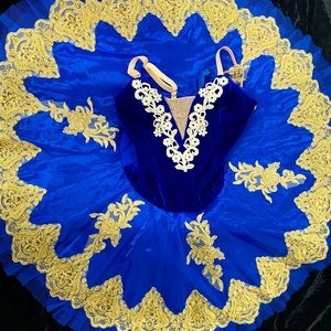 Beautiful tutu. Size girls xL to adult small.